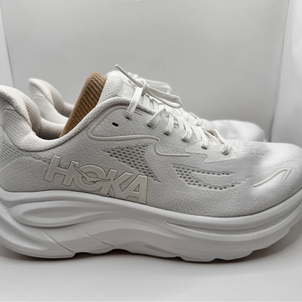 Hoka one one  Women's Clifton 10 size 10B White Sneakers